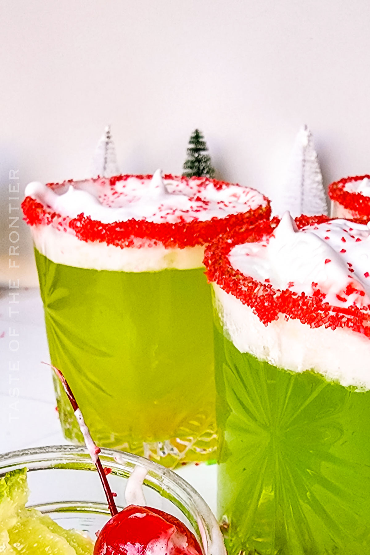 Green Grinch Cocktail / non-alcoholic Grinch Punch