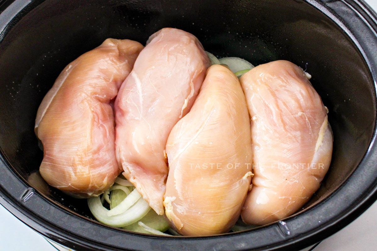making chicken with onions in the slow cooker