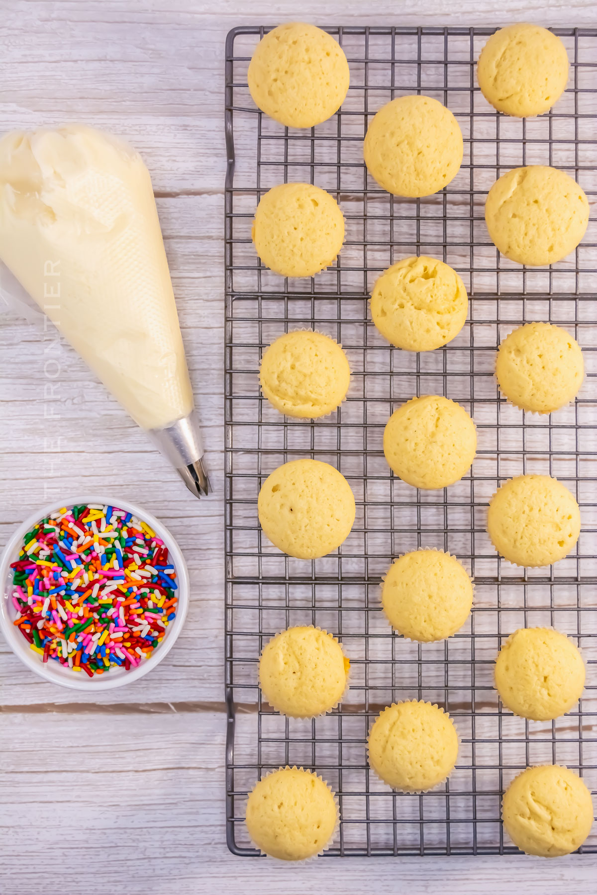 decorating mini cupcakes