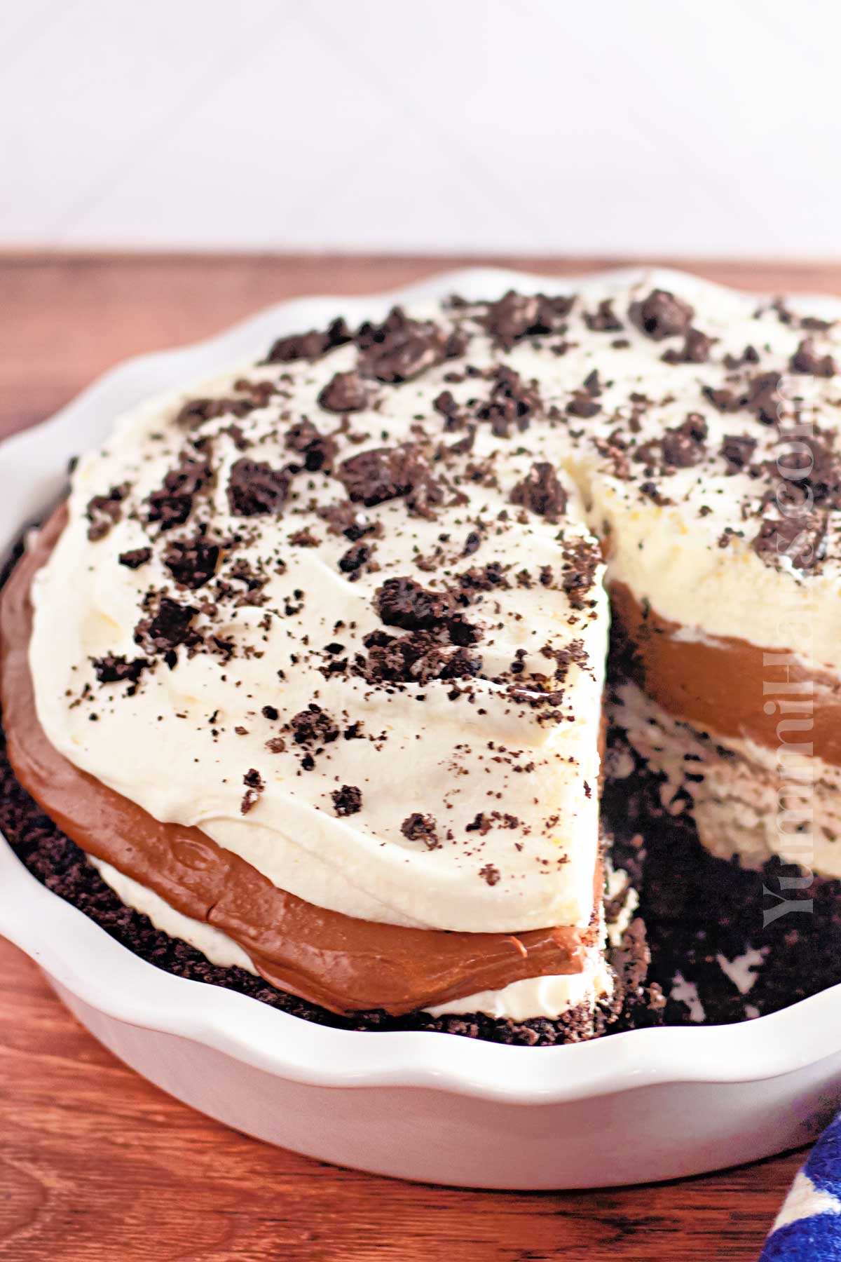 no-bake dessert with Oreo cookies