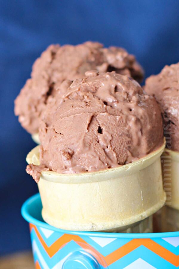 making chocolate frozen yogurt
