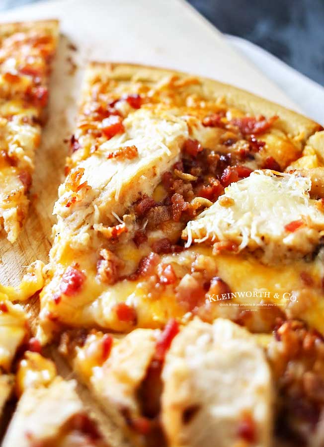 garlic cream sauce recipe - Grilled Chicken & Bacon Pizza with Garlic Cream Sauce